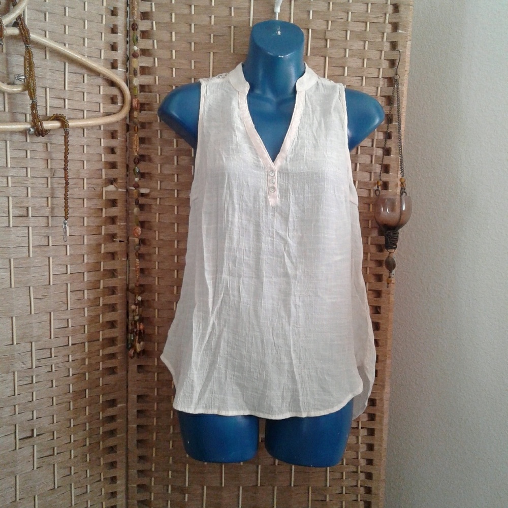 Off-white sleevelassf linen blouse with lace